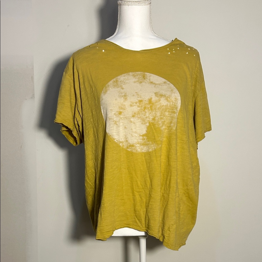 MAGNOLIA PEARL YELLOW DISTRESSED MOON TEE